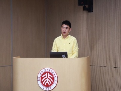 男人站在桌子前 AI 生成的内容可能不正确。