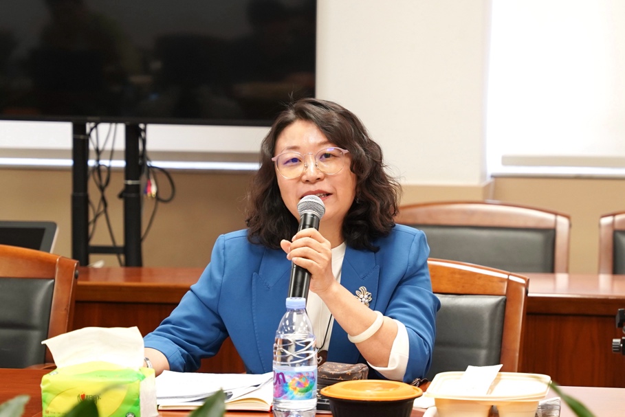 女人在喝饮料 AI 生成的内容可能不正确。